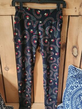 Black Patterned Lularoe One Size Snake Pattern Leggings with Red & Green Accents